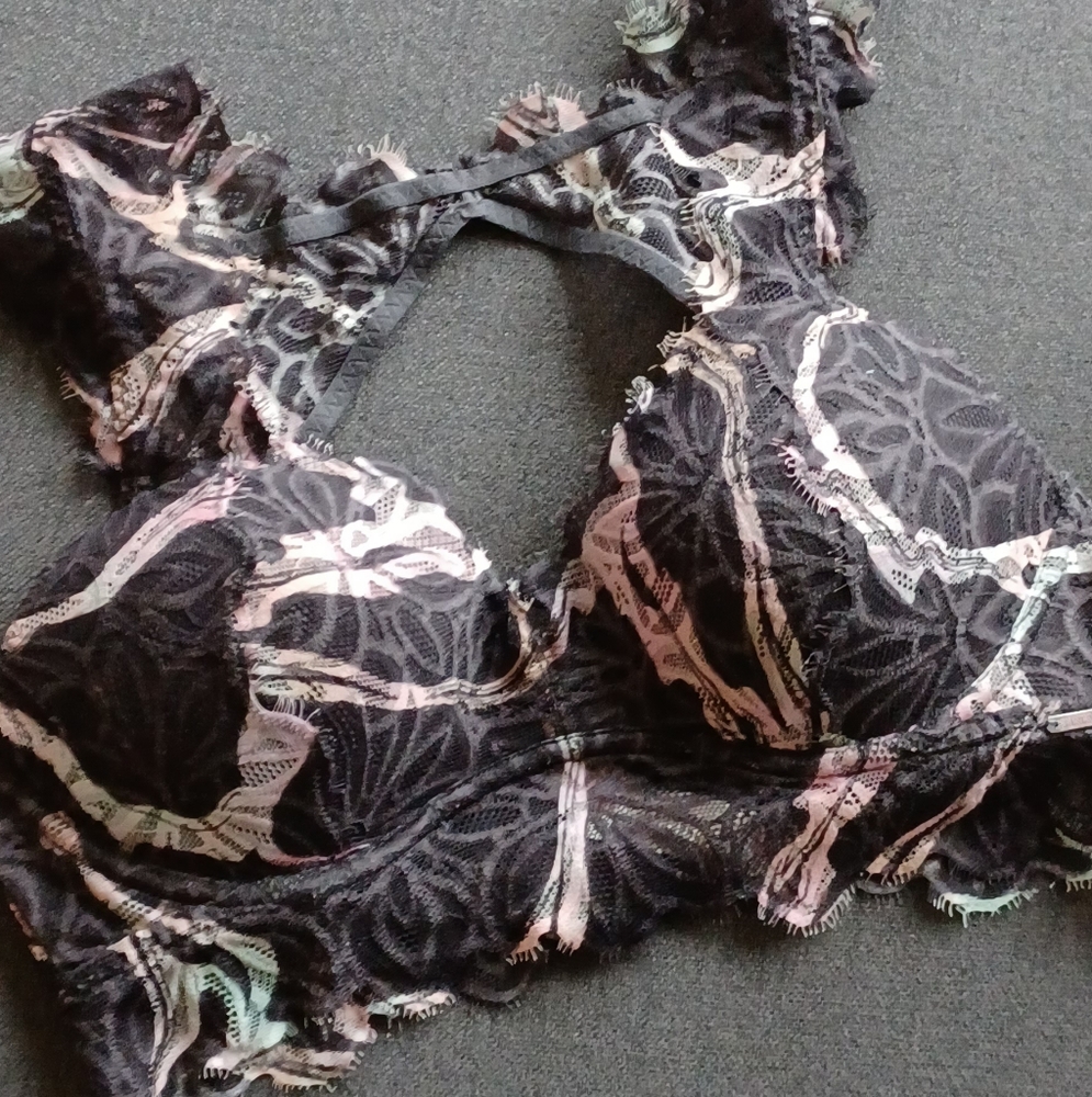 EUC Victoria's Secrets bralette🎁